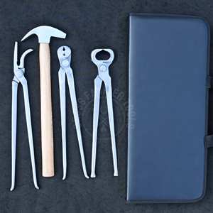 Kit de herramientas de herrador con estuche, martillo de calzado con mango de madera, extractor de herraduras, extractor de clavos y alicates para pezuñas de 12 pulgadas - Product Image 1