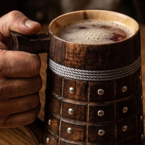 Chope à bière en bois artisanale avec détails en métal, vaisselle vintage de qualité alimentaire pour détaillants et revendeurs - Product Image 5