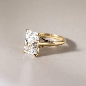 Anillo de Diamante de Laboratorio con Corte Radiante de 5.50CT Personalizado, Oro Amarillo, Proveedor de Joyería Nupcial - Product Image 3