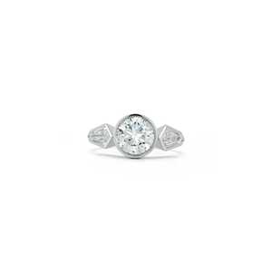 Anillos de compromiso de oro de 14k y 18k con diamantes cultivados en laboratorio, certificados por IGI, con tres piedras laterales en forma de escudo y banda solitaria para mujer. - Product Image 1