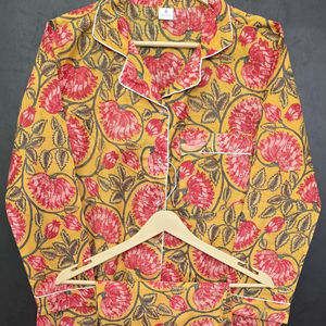 Ensemble pyjama d'été en coton imprimé floral fait main, jaune et rose vibrants, respirant, séchage rapide, chemise à manches longues et pantalon pour femme - Product Image 1