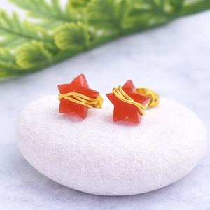 Boucles d'oreilles étoile en cornaline, plaquées or, enroulées de fil, bijoux célestes faits à la main, cadeau pour la Saint-Valentin - Product Image 1