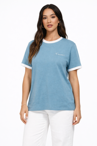 T-shirt pour femme bleu ciel avec bordure contrastée – Haut décontracté à manches courtes en coton premium, coupe classique, avec col et manches côtelés blancs - Product Image 4
