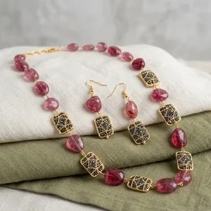 Parure Collier et Boucles d'Oreilles Géométriques en Cristal Rubis et Strass, Plaqué Or, Bijoux Vintage pour Femme, Idéal Soirée, Mode, en Alliage - Product Image 3