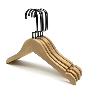 Perchas de Madera Clásicas de Alta Calidad y Duraderas, con Gancho Metálico y Logotipo Personalizado, para Abrigos, Trajes y Ropa Infantil - Product Image 1