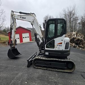 Compre hoy mismo la excavadora Bobcat E85, una máquina resistente y duradera de bajo mantenimiento, ideal para trabajos de construcción, excavación y paisajismo. - Product Image 3