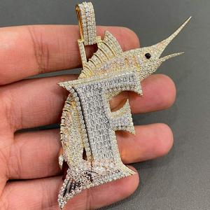 Pendentif Marlin de Luxe Sertie de Moissanite Taille Baguette, Bijou Hip Hop Plaqué Or, Breloque Tendance - Product Image 1