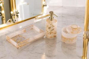 ชุดอุปกรณ์ห้องน้ำเคลือบเรซิ่นสีทองแบบนานาชาติ 3 ชิ้น พร้อมที่จ่ายสบู่เหลว โถเก็บของ และถาด ขนาด 23 x 12 x 20 ซม. - Product Image 3