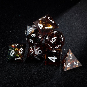 Ensemble de dés en résine pour D&D. Cet ensemble de dés polyédriques à 7 pièces, fabriqué à la main, est couramment utilisé pour Dungeons & Dragons. - Product Image 4