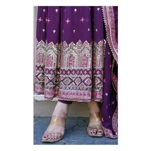 Robe de soirée de créateur Robe de soirée avec broderie séquentielle - Product Image 2