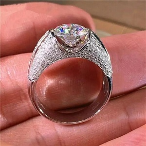 Anillo de Rodio Chapado en Plata de Ley 925 con Incrustaciones de Circonitas, Corte Redondo, Regalo de Compromiso y Aniversario para Ella y Él - Product Image 3