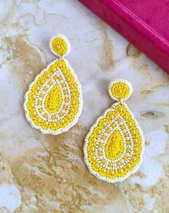 Pendientes Colgantes de Lona Hechos a Mano con Bordado de Algodón - Joyería Festiva para Fiestas y Regalos - Product Image 1
