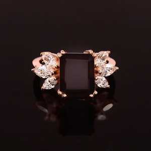 Anillo Art Deco de Ónix Negro con Corte Esmeralda, Hecho a Mano en Plata de Ley 925 con Baño de Oro Rosa de 14K, Gema Preciosa, Regalo para Ella, para Bodas y Fiestas - Product Image 3