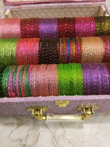 Bracelets en verre goutte de pluie de qualité supérieure, 18 douzaines, avec 16 bracelets en cristal Ghungroo du Cachemire, présentés dans une magnifique boîte, idéaux pour les mariages - Product Image 3