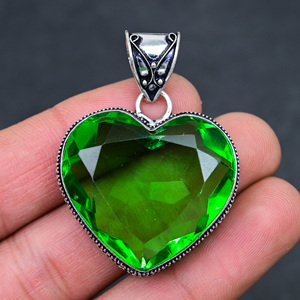 Venta al por mayor de colgantes de cristal de esmeralda en forma de corazón, colgante de piedra preciosa verde en forma de corazón para mujeres, joyería. - Product Image 1