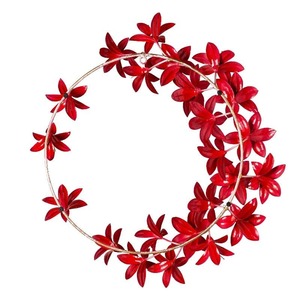 Vibrante corona de lirios metálicos rojos para pared, con detalles dorados brillantes en flores hechas a mano, para una decoración del hogar impresionante. - Product Image 3