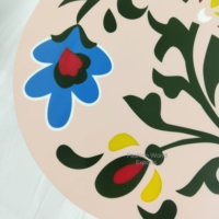 Conception colorée de table d'appoint d'incrustation de résine artisanale sur la surface et support de damier bleu-rose accrocheur intérieur éclectique idéal