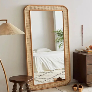 Espejo de cuerpo entero de madera y ratán tejido de estilo nórdico que aporta una atmósfera bohemia y luminosa. Disponible a precio de mayorista. - Product Image 1