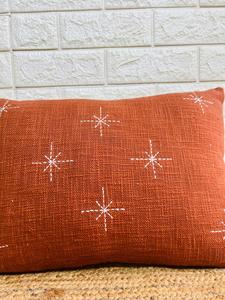 Funda de Cojín Lavable de Lino y Algodón Cuadrada Color Naranja Rústico Bohemio con Patrón de Estrellas Bordadas en Blanco para el Hogar - Product Image 2