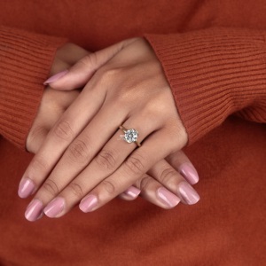 Anillo de Compromiso y Boda con Diamante Cultivado en Laboratorio, Corte Brillante, 2.00 CT, Engaste de Bisel, Oro Amarillo de 14K, Hecho a Mano para Mujer, OEM ODM - Product Image 2