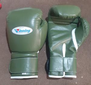 Guantes de Boxeo Sanda Personalizados de Piel de Vacuno Premium con Cierre de Velcro y Correa Ajustable para Adultos - Product Image 5