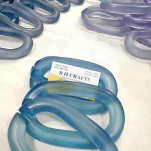 โซ่ติดผนังเรซิ่นแบบกำหนดเองได้ มีขนาดใหญ่พิเศษ สีใส และมีหลายสีให้เลือก - Product Image 2