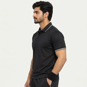 T-shirt de tennis moderne pour hommes, doté d'une construction respirante, d'un ajustement confortable et d'un look sportif, idéal pour l'entraînement. - Product Image 3