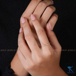 Bague d'éternité entièrement sertie de diamants ronds dans un or jaune massif 14 carats, empilable, minimaliste, pour femme, pour mariage ou anniversaire. - Product Image 5