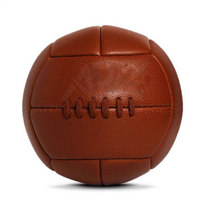 Ballon de football en cuir antique artisanal, style vintage, pour l'affichage et la collection - Product Image 2