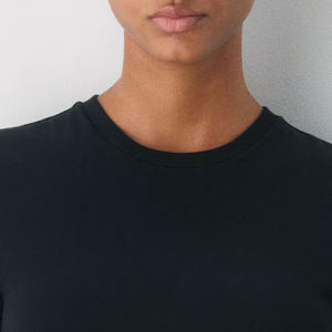 Camiseta de mujer con logo personalizado, algodón de alta calidad, lisa/casual, para impresión y distribución al por mayor, precio de fábrica con logo. - Product Image 2