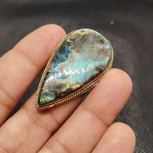 Nouvel Arrivage Cabochon rainuré en laiton et labradorite, magnifique pierre précieuse de guérison en cristal pour bijoux, pendentifs et breloques de mode - Product Image 1