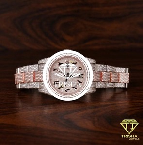 Montre-bracelet de luxe pour femme de qualité supérieure, design élégant et tendance, montre à quartz pour femmes, idéale pour les fêtes et le bureau, en vente - Product Image 4