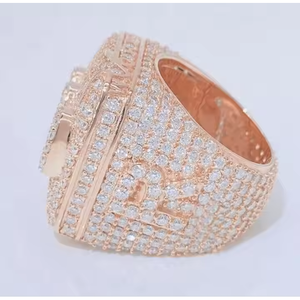 Anillo de Sello con Monograma de Lujo en Oro Rosa con Incrustaciones de Diamantes - Product Image 2