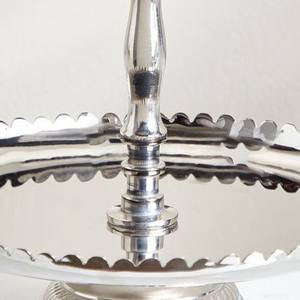 Support à gâteau en métal argenté à 2 niveaux, plateau à dessert à bords festonnés avec poignée annulaire, présentoir à pâtisserie de luxe pour la restauration de mariage - Product Image 6