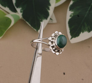 แหวนเงินแท้ 925 ประดับมรกตทรงกลม งานแฮนด์เมด สไตล์โบโฮคลาสสิก เรียบหรู แหวนเดี่ยว รับรองโดยเจไพร์ เหมาะสำหรับทั้งชายและหญิง ใช้ในงานแต่งงาน - Product Image 6