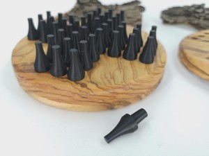 Tablero de Juego Redondo de Madera de Mango con Pernos de Color Personalizado, Decoración Minimalista para el Hogar, Diseño de Mesa Interior - Product Image 1