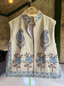 เสื้อแจ็คเก็ตบอมเบอร์แขนกุดลายดอกไม้ถักมือสำหรับผู้หญิงสำหรับฤดูหนาว |   เสื้อคลุมดีไซน์เนอร์สไตล์โบโฮน้ำหนักเบา - Product Image 6