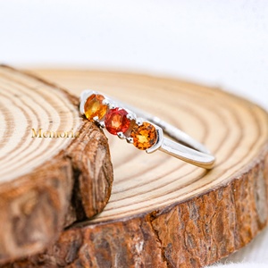 Vente en gros d'anneaux en argent sterling 925 massif avec saphir orange naturel rond à trois pierres, bijoux Memoria - Product Image 6