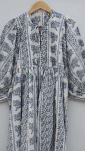 Vestido midi de gasa de algodón con estampado artesanal |   Estilo Boho con Cuello Profundo - Product Image 4