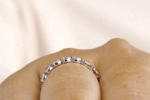 แหวนเพชรทรงลูกแพร์เพาะเลี้ยงในห้องปฏิบัติการแบบครึ่งวงนิรันดร์สำหรับผู้หญิง ทองคำขาว 10K ของขวัญขอแต่งงานสุดหรูสำหรับการหมั้น - Product Image 2