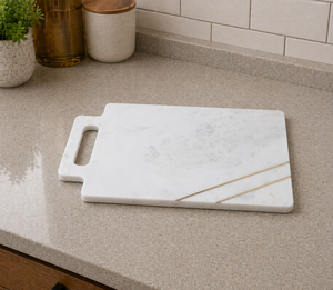 Planche à découper en marbre blanc avec poignée, élégante planche de cuisine, planche de préparation alimentaire moderne, plateau de service, cadeau de déménagement - Product Image 1