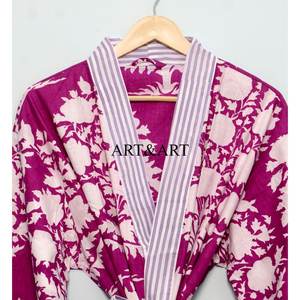 Kimono de algodón con estampado floral tradicional para mujer, diseñado como ropa de dormir relajada y elegante bata de descanso para dormir. - Product Image 4