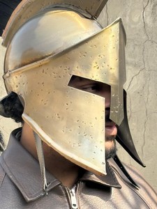 Casque Spartan en laiton finition antique avec plume, casque d'armure portatif de guerrier grec pour reconstitution historique et cosplay - Product Image 4