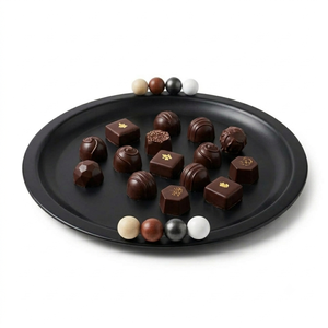 Plateau de service noir mat chic orné d'accents de perles en bois naturel, plat rond moderne et élégant pour une décoration intérieure raffinée - Product Image 3