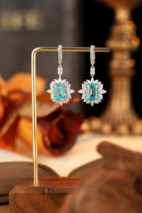 Pendientes de Diamantes con Corte Esmeralda en Oro Blanco con Halo de Diamantes, Joyería de Lujo para Bodas, Certificados por IGI - Product Image 2