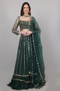Lehenga choli de créateur pour femme Royal Glam Fashion, couleur verte, avec travail de sequins, perles, miroirs et fils. - Product Image 6