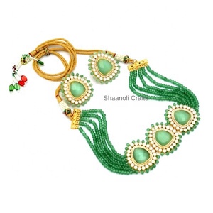 Grande pierre faite à la main avec collier ras du cou en perles pour fête de mariage portant des bijoux - Product Image 3