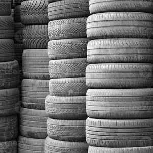 Source fiable de gros volumes de déchets de pneus avec matériaux en caoutchouc mixte pour l'industrie du recyclage, chargement en conteneurs, emballage pour l'exportation disponible - Product Image 2