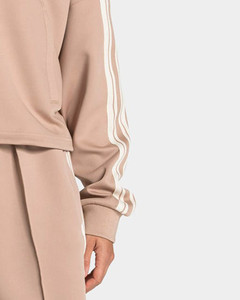 Conjunto de Chaqueta Corta de Punto Beige con Cierre y Pantalones Cortos con Rayas en Contraste en las Mangas, Diseño Personalizado con Logotipo OEM, Ropa Deportiva para Mujer, Estilo Urbano - Product Image 5