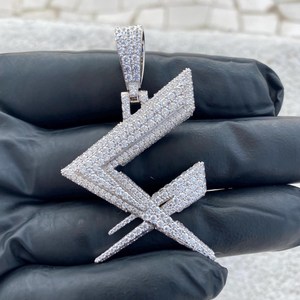 Colgante Geométrico X con Incrustaciones de Moissanita VVS1 Color D, Joyería de Lujo Personalizada Estilo Hip Hop - Product Image 2